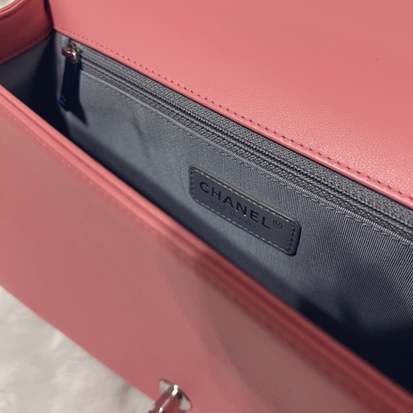 CHANEL PINK CALFSKIN NEW MEDIUM CHEVRON BOY BAG - Picture 9 of 10